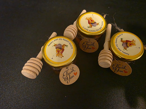 Miel con infusión de café GG Coffee Brew Co. en frascos con cucharas de madera.