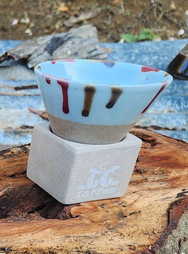 Pack Especial de GG Coffee Brew Co. con taza de cerámica bicolor.
