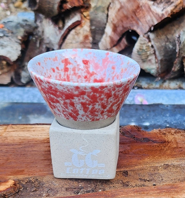 Paquete de café premium GG Coffee Brew Co. con taza de cerámica roja.